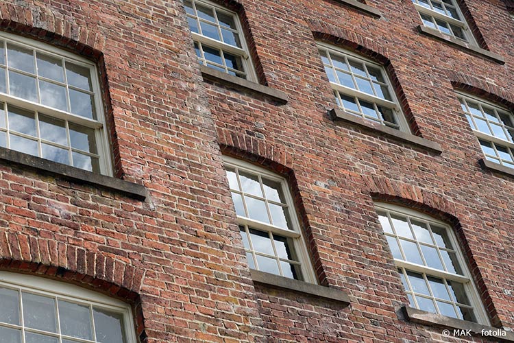 Schiebefenster in Backsteinhaus