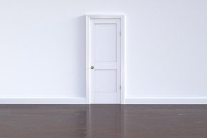 Türenarten: Innentür in leerem Raum